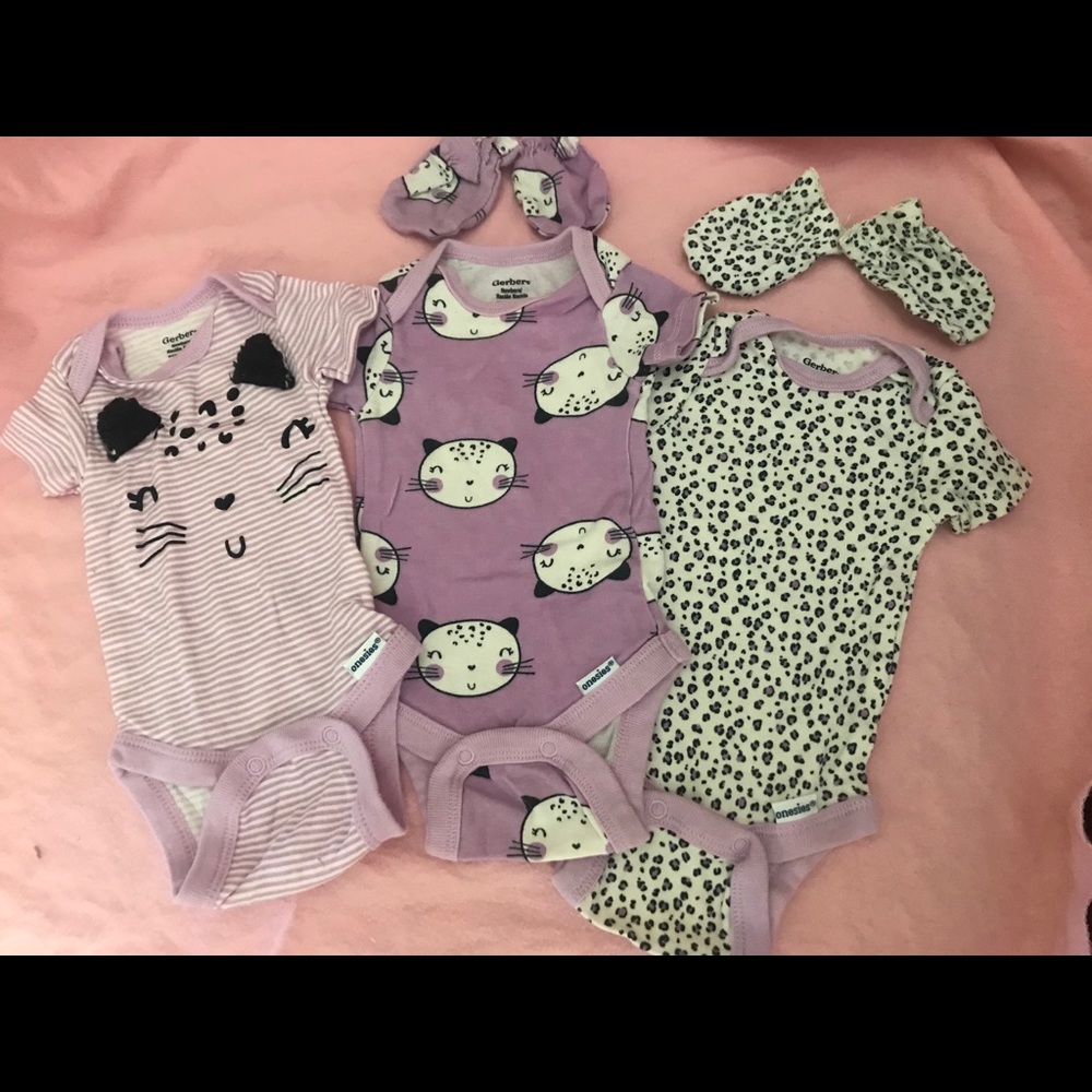 Gerber Onesie & Mittens Set